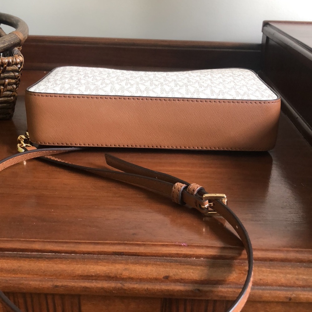 Michael Kors crossbody purse - Picture 4 of 8